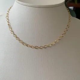 COLAR CHOKER ZOE COM ELOS EM FORMA GEOMETRICA BANHADO EM OURO 18K