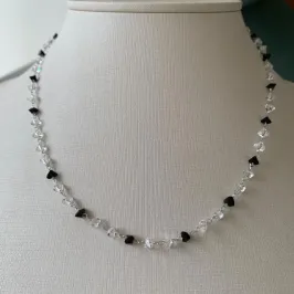 COLAR COM PEDRINHAS CRISTAL E PRETA