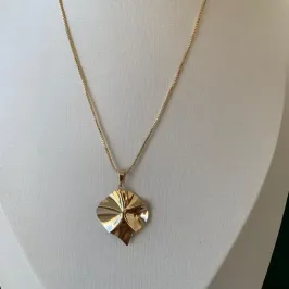 COLAR COM PINGENTE ORGANICO KATARINA