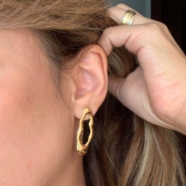 BRINCO ORGANICO FORMA OVAL BANHO OURO 18K