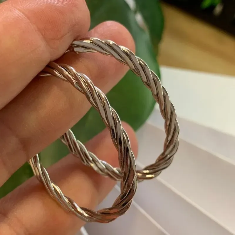 BRINCO ARGOLA OVAL ENTRELAÇADA OURO