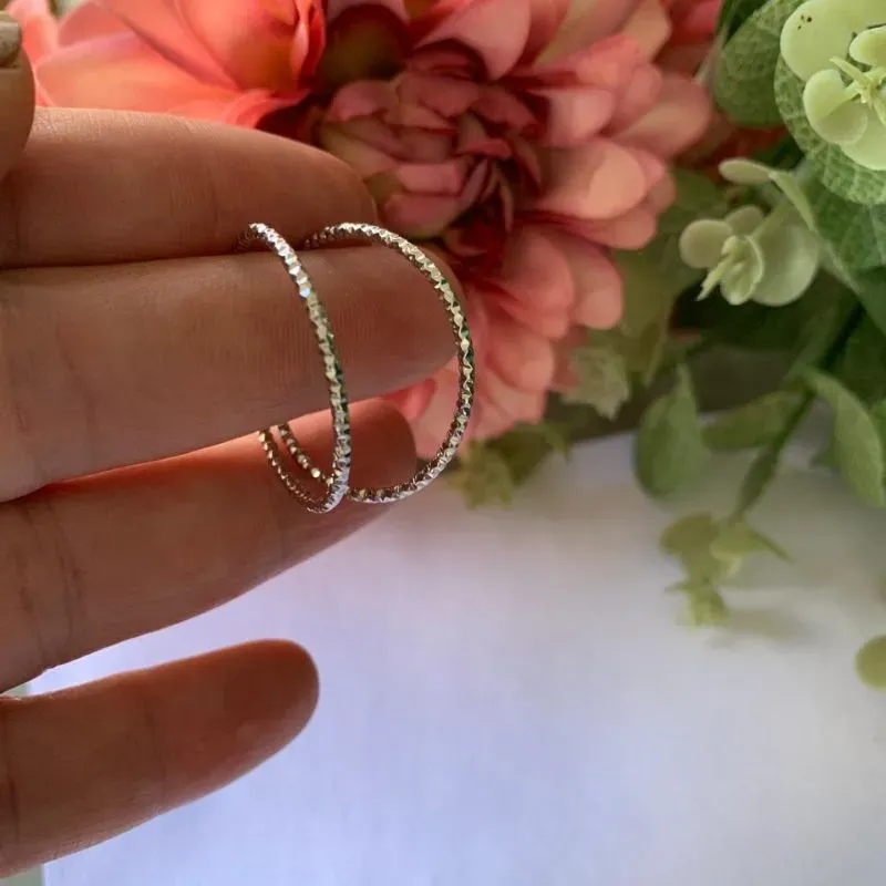 BRINCO SARA ARGOLA TEXTURIZADA