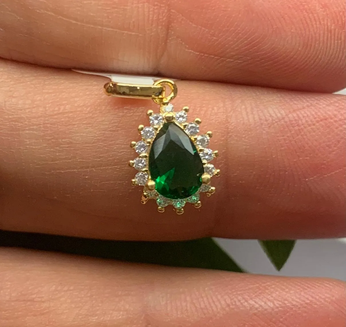 PINGENTE GOTA CRAVEJADA VERDE