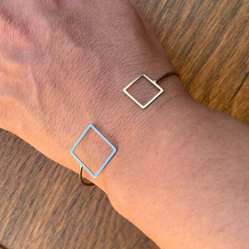 BRACELETE  FORMA GEOMETRICA QUADRADO AÇO CIRURGICO