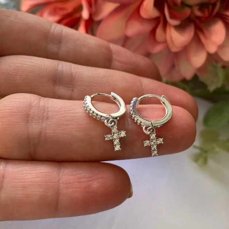 BRINCO ARGOLA CRAVEJADA COM  CRUZ RODIO BRANCO