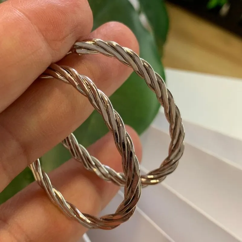 BRINCO ARGOLA OVAL ENTRELAÇADA OURO