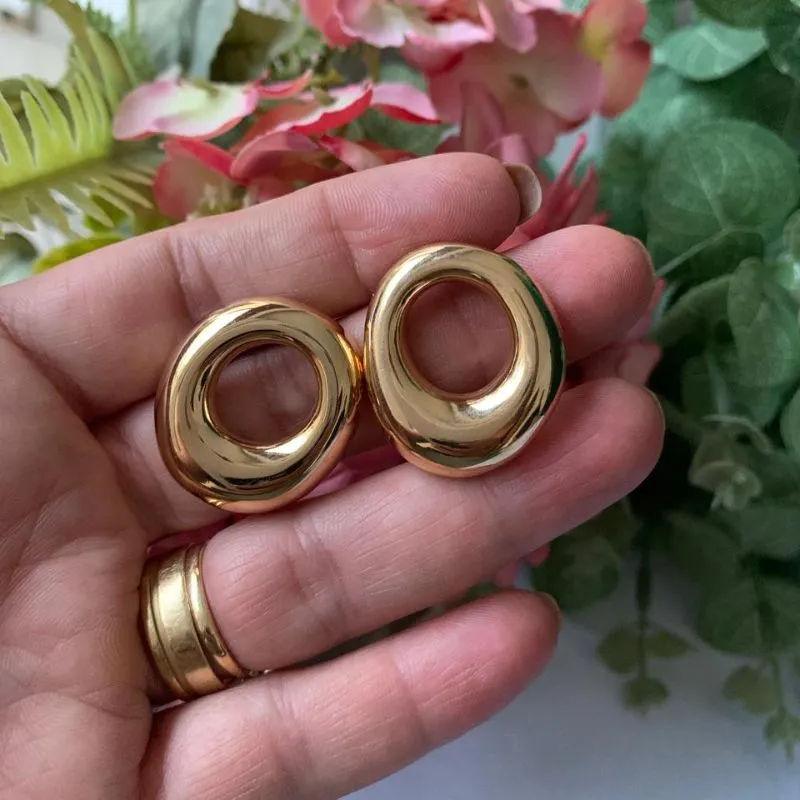 BRINCO ORGANICO CIRCUNFERENCIA BANHO OURO 18K