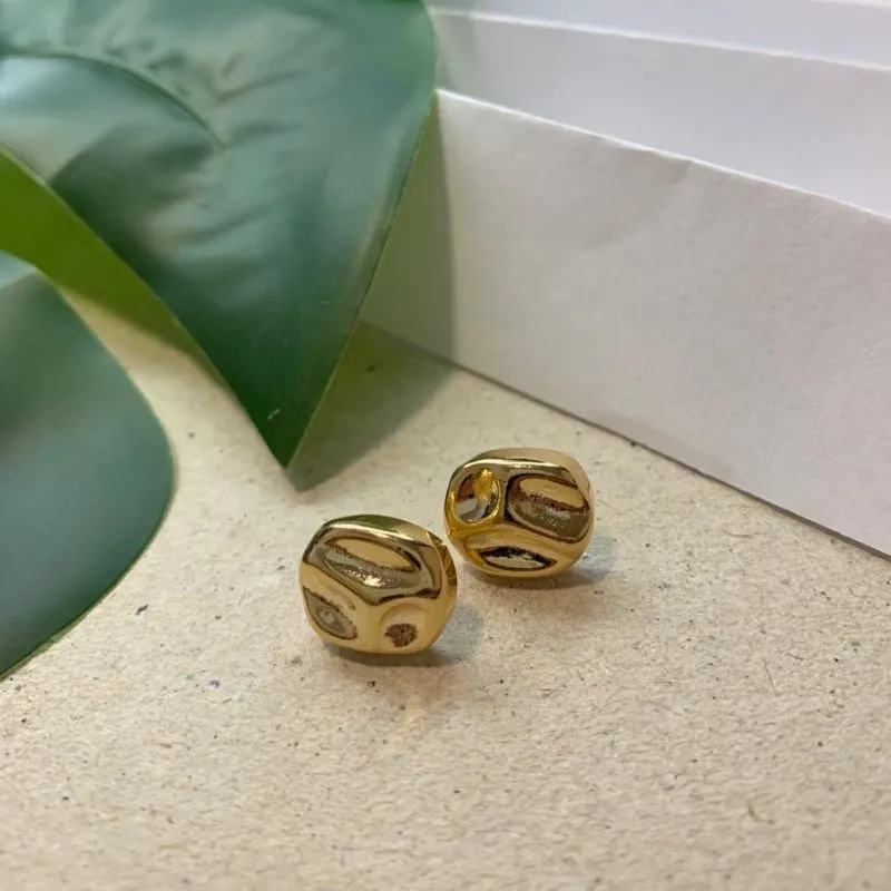 BRINCO OVAL ORGANICA DECLIVES OURO