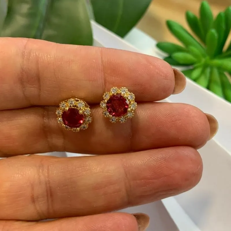 BRINCO PEDRA VERMELHA COM CRAVEJADOS OURO