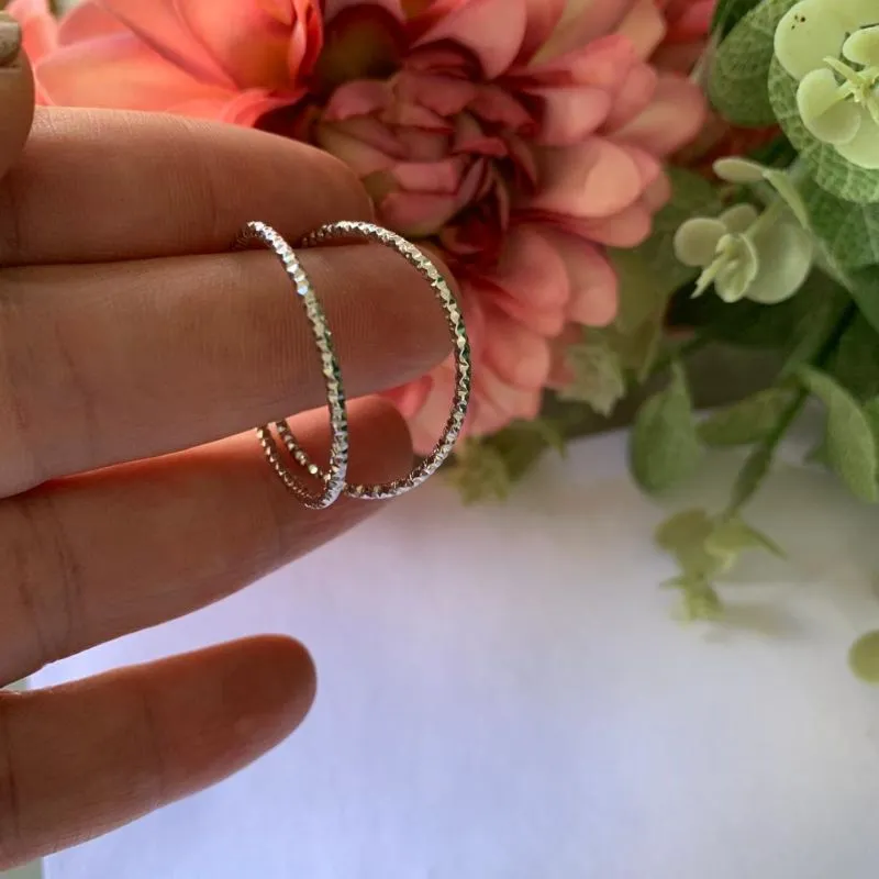 BRINCO SARA ARGOLA TEXTURIZADA