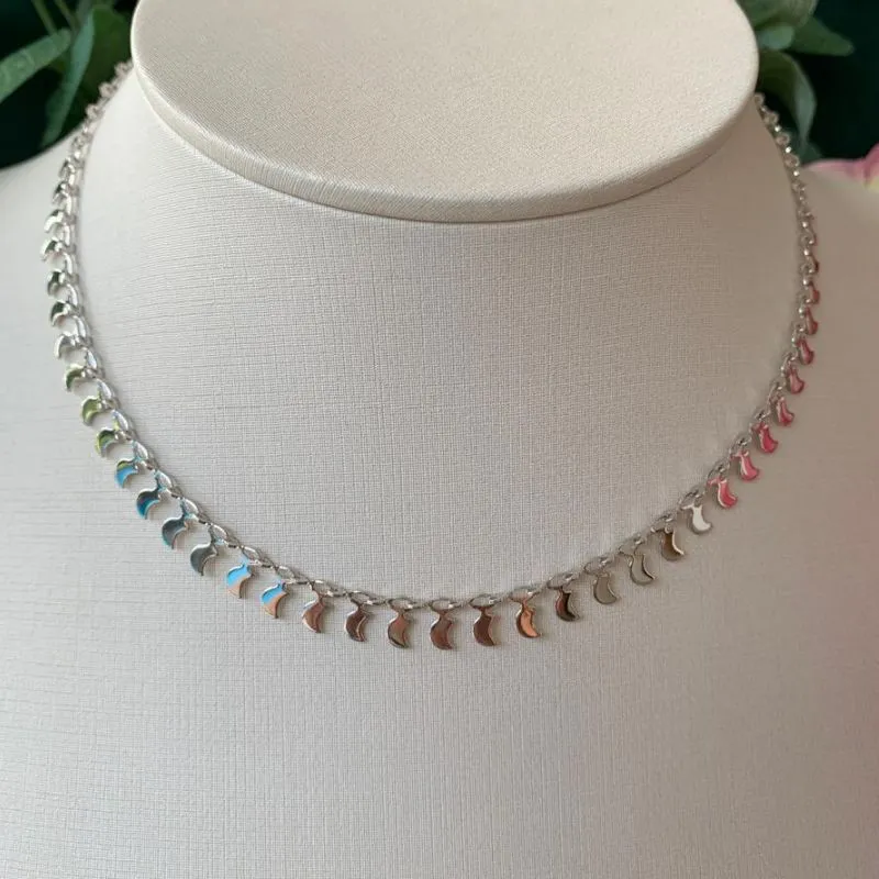CHOKER COM PINGENTES LUAS BANHADA NO RÓDIO BRANCO