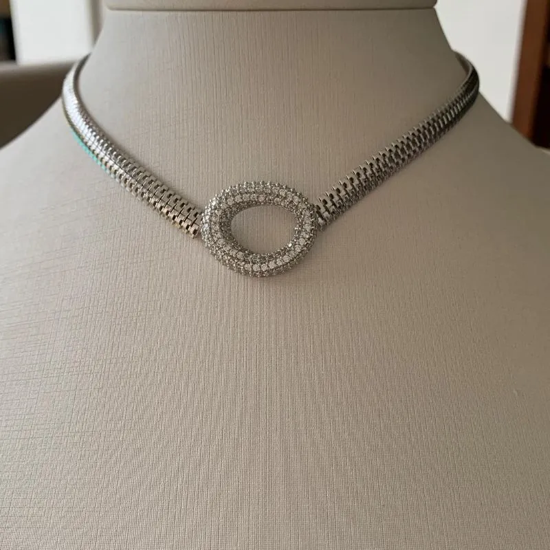 CHOKER MALHA COM DETALHE OVAL CRAVEJADO EM ZIRCONIA RODIO BRANCO
