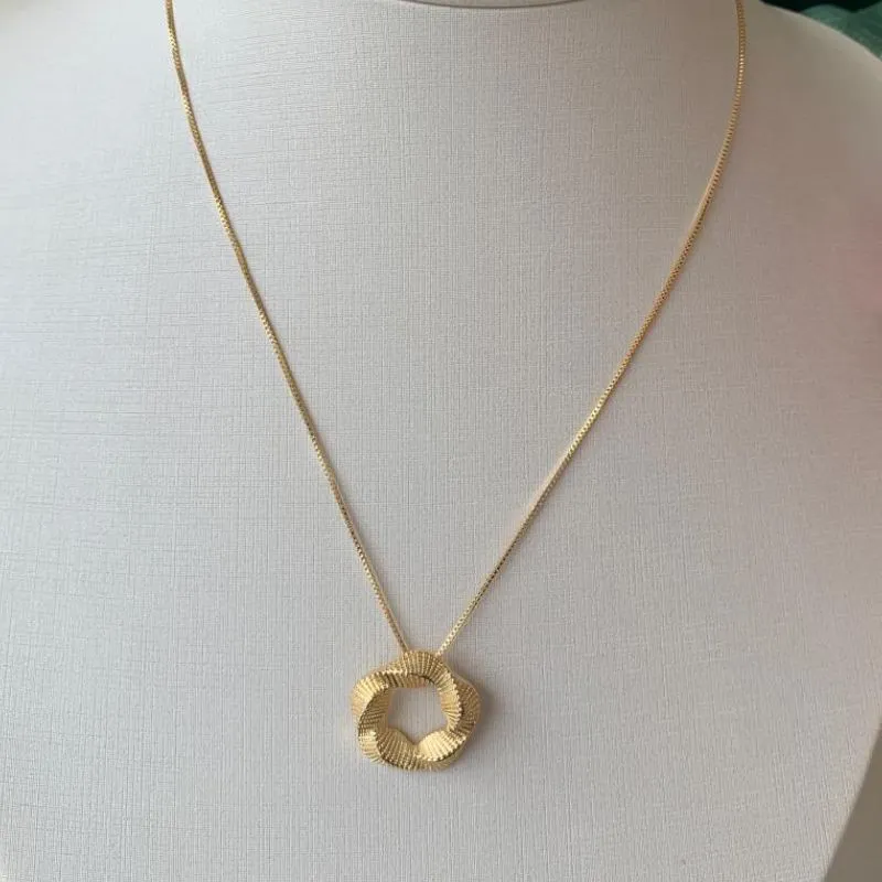 COLAR CIRCULO ORGANICO TEXTURA BANHO OURO 18K