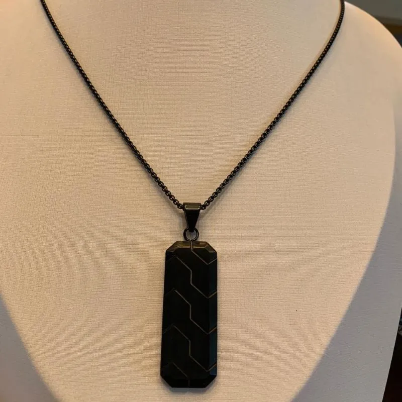 COLAR PRETO PLACA RETANGULAR DESENHOS GEOMETRICOS