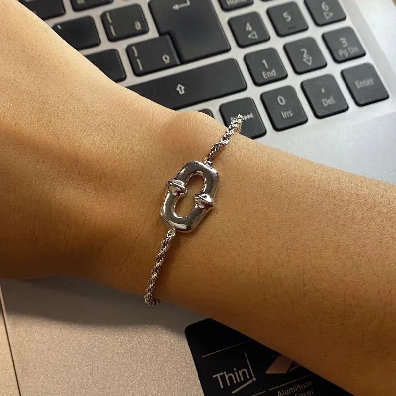 PULSEIRA FERRADURA COM CORRENTE TORCIDA RODIO