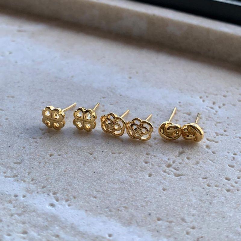 TRIO BRINCO FLORZINHA RODIO BRANCO COR PRATA